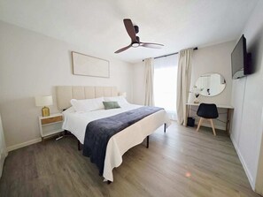 4 habitaciones, escritorio y tabla de planchar con plancha 