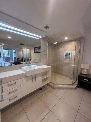 Shower, jetted bath - 2BR Hastings St Haven (Noosa Heads)