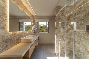 Douche, sèche-cheveux, bidet, serviettes fournies