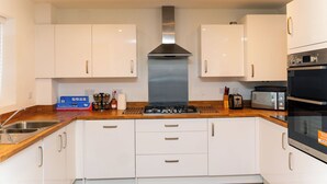 Private kitchen - Luxury 4-Bedroom Family Home in Nuneaton Sleeps 10, Spacious, Safe & Comfortable (Nuneaton)