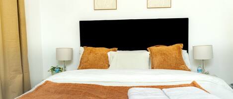 4 bedrooms, iron/ironing board, WiFi, bed sheets