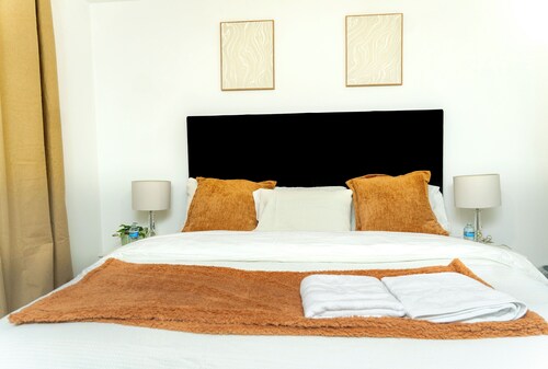 Luxury 4-Bedroom Family Home in Nuneaton Sleeps 10, Spacious, Safe & Comfortable