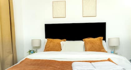 Luxury 4-Bedroom Family Home in Nuneaton Sleeps 10, Spacious, Safe & Comfortable