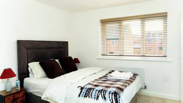 Een strijkplank/strijkijzer, wifi, beddengoed