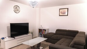 Living area - Luxury 4-Bedroom Family Home in Nuneaton Sleeps 10, Spacious, Safe & Comfortable (Nuneaton)