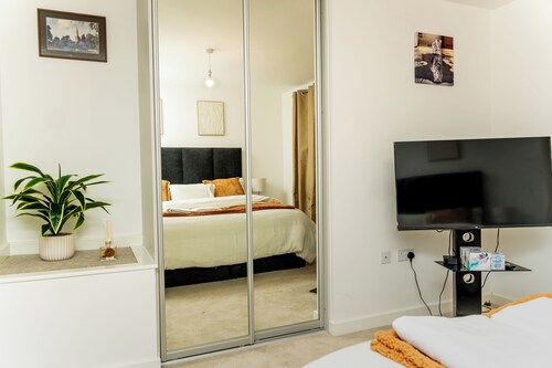 Luxury 4-Bedroom Family Home in Nuneaton Sleeps 10, Spacious, Safe & Comfortable