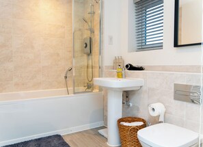 Ducha, bañera de hidromasaje, secador de pelo, bidet