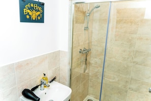 Dusche, Whirlpool, Haartrockner, Bidet