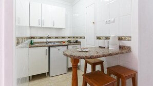 Dapur pribadi | Lemari es, microwave, pemanggang roti, dan dapur terbuka
