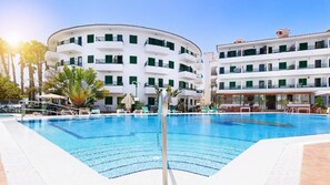 2 outdoor pools