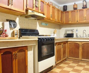 Kühlschrank, Ofen, Herdplatte, Wasserkocher mit Kaffee-/Teezubehör