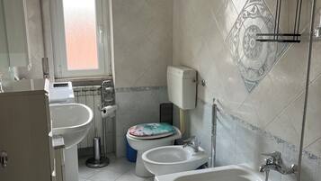 Sèche-cheveux, bidet, serviettes fournies, savon