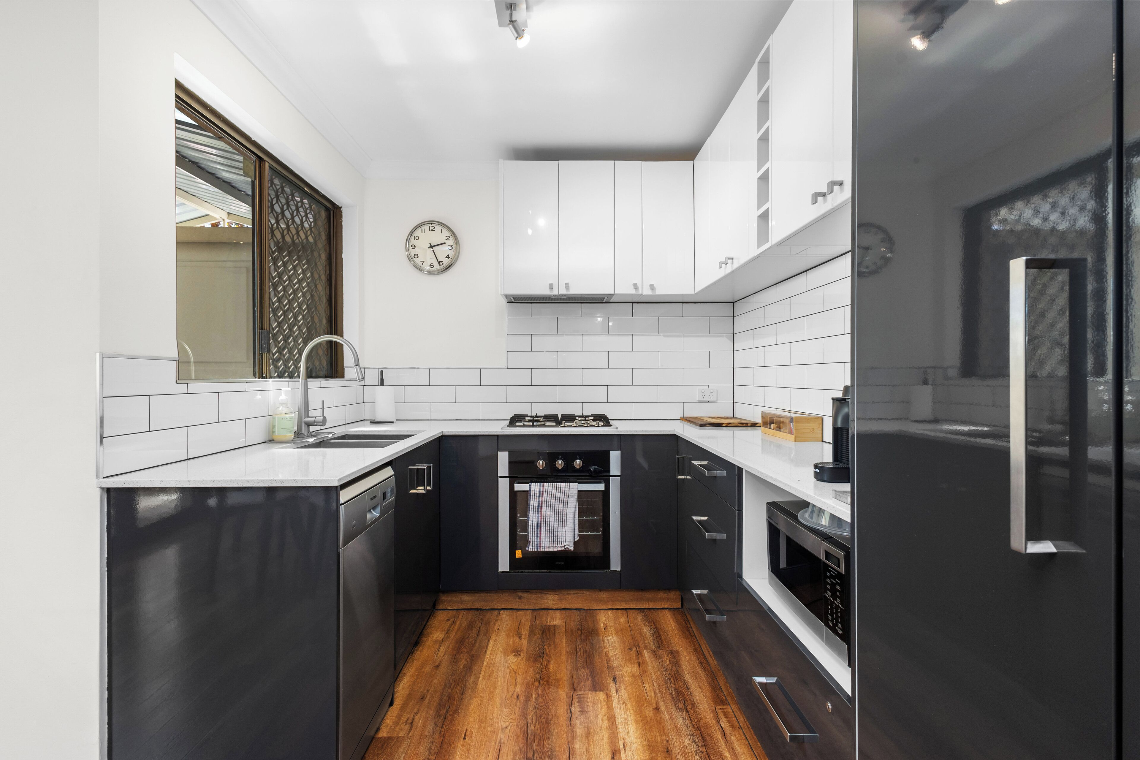 Refrigerador, microondas, horno y parrilla de estufa 