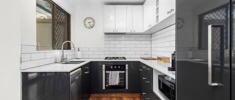 冷蔵庫、電子レンジ、オーブン、コンロ