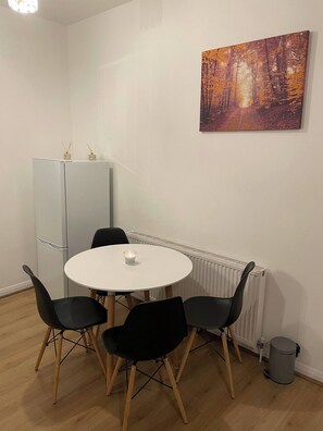 Dining room - Cozy 1-bedroom Apartment Near Margate Seafront (Margate)
