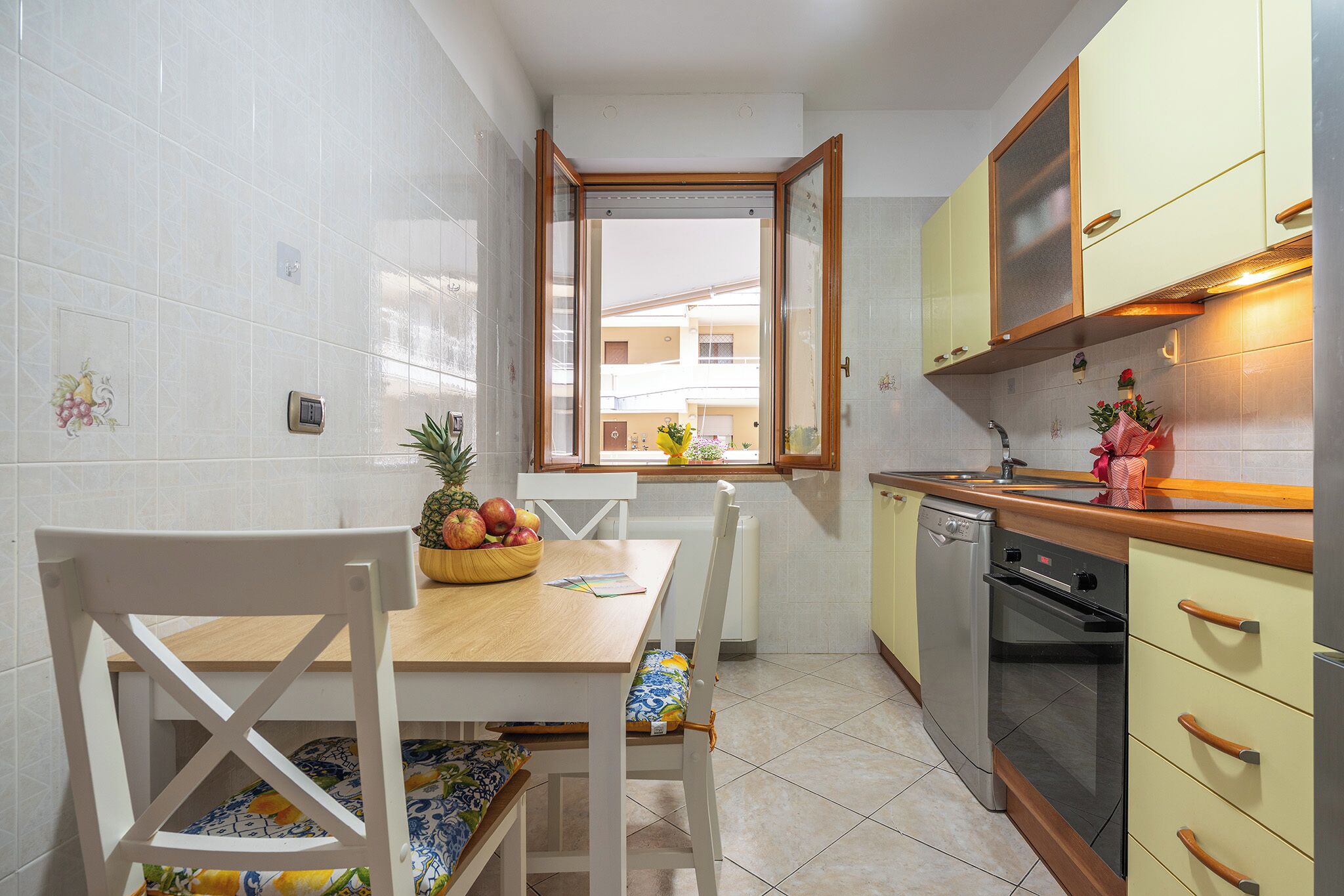 Cozinha privada | Geladeira grande, micro-ondas, fogão, cooktop