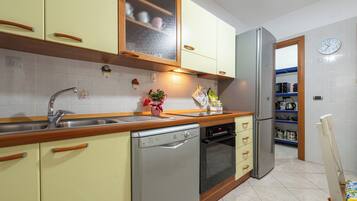 Cozinha privada | Geladeira grande, micro-ondas, fogão, cooktop