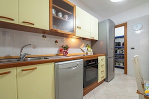 Cozinha privada | Geladeira grande, micro-ondas, fogão, cooktop