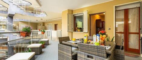 Apartment | Outdoor dining