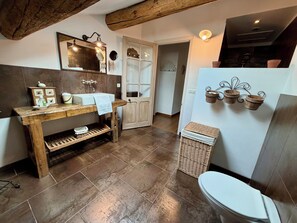 Shower, hair dryer, bidet, towels - Mas de la Meï (Cavaillon)