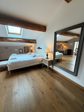 Iron/ironing board, internet, bed sheets - Mas de la Meï (Cavaillon)