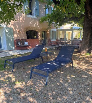 Outdoor dining - Mas de la Meï (Cavaillon)