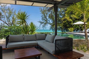 Terrace/patio - Luxury 3 bedroom beachfront apartment (GrandBaie)