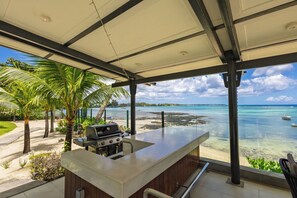 Property grounds - Luxury 3 bedroom beachfront apartment (GrandBaie)