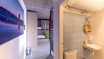 Dormitorio condiviso Economy | Bagno | Asciugacapelli, asciugamani, sapone, shampoo