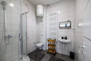 Superior Double Room | Bathroom | Shower, hair dryer, towels, soap - City Rooms OS (Osijek)