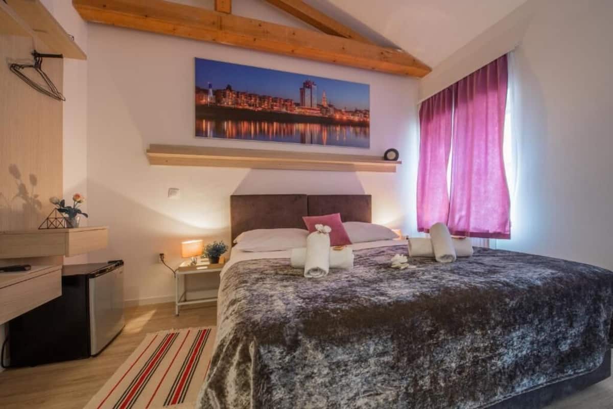 Comfort Double or Twin Room | In-room safe, soundproofing, WiFi (free)