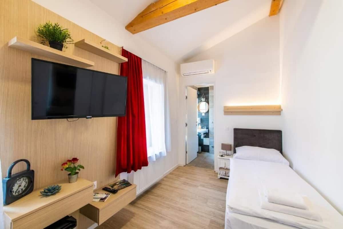 Comfort Twin Room | In-room safe, soundproofing, WiFi (free)