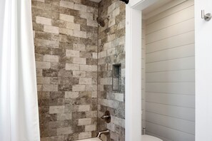 Douche, sèche-cheveux, serviettes fournies