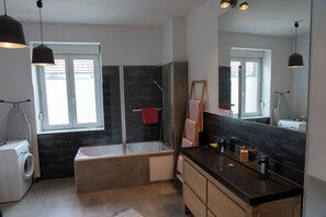 Eco-friendly toiletries, hair dryer, towels, soap - Le Petit Boulanger, Large Duplex 70m2, Historical Center, Garage Available (Mulhouse)