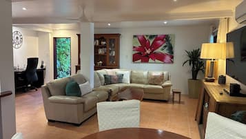 Apartment, 2 Bedrooms, Smoking, Balcony | Living room | Books