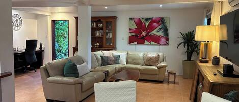 アパートメント 2 ベッドルーム 喫煙可 バルコニー | リビングルーム | 書庫