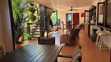 Leilighet, 2 soverom, røyk, balkong | Oppholdsrom | Bøker