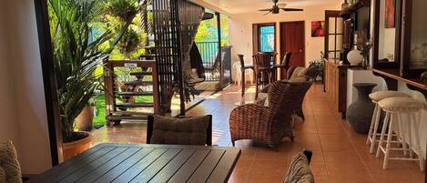 Apartemen, 2 kamar tidur, Boleh Merokok, balkon | Ruang keluarga | Buku