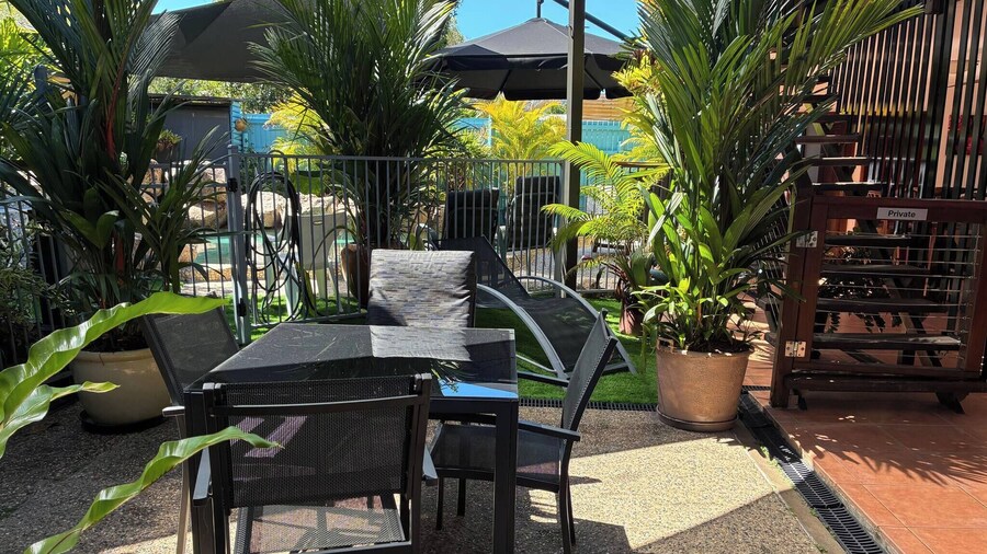 Oasis Leafy Whitfield