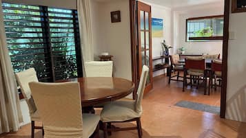 Apartment, 2 Bedrooms, Smoking, Balcony | Ruang makan