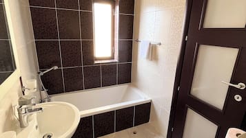 Ático, vistas a la ciudad | Baño