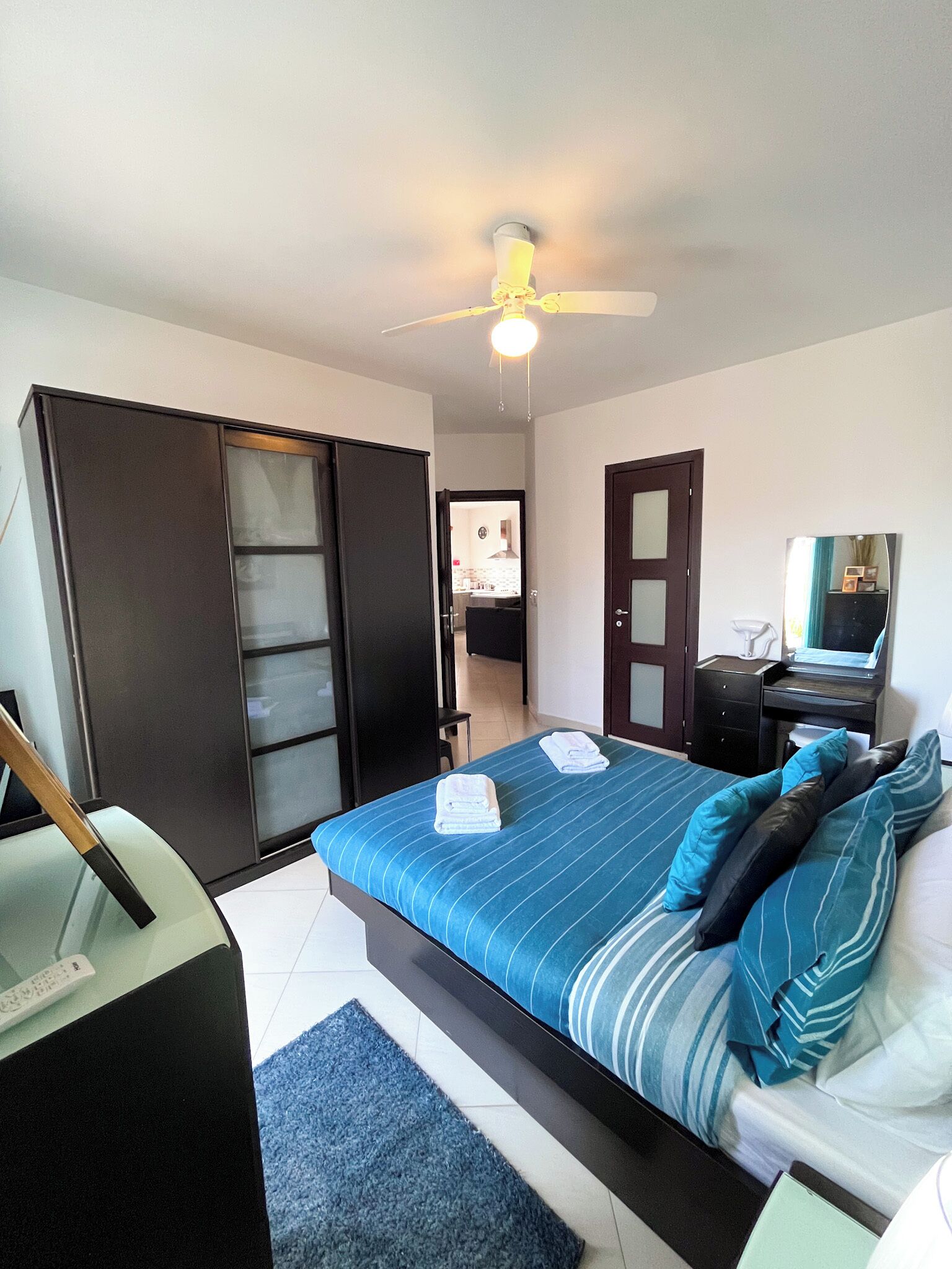 Ático, vistas a la ciudad | Cortinas opacas, tabla de planchar con plancha, wifi gratis