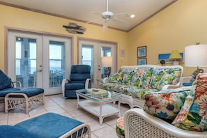 Smart TV - Blue Haven - Gulf Beachfront, 4 Bedrooms, 2 Baths, Sleeps 8. (Dauphin Island)