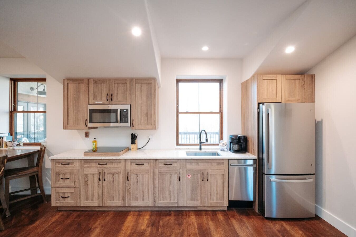 Réfrigérateur, micro-ondes, plaque de cuisson, lave-vaisselle