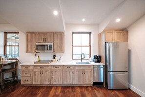 Jääkaappi, mikroaaltouuni, liesi, astianpesukone