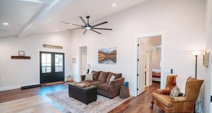 Owls Nest: Downtown stay, Deck, Hot Tub, and Wifi