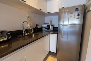 Wasserkocher mit Kaffee-/Teezubehör, Kühlschrank, Mikrowelle, Ofen