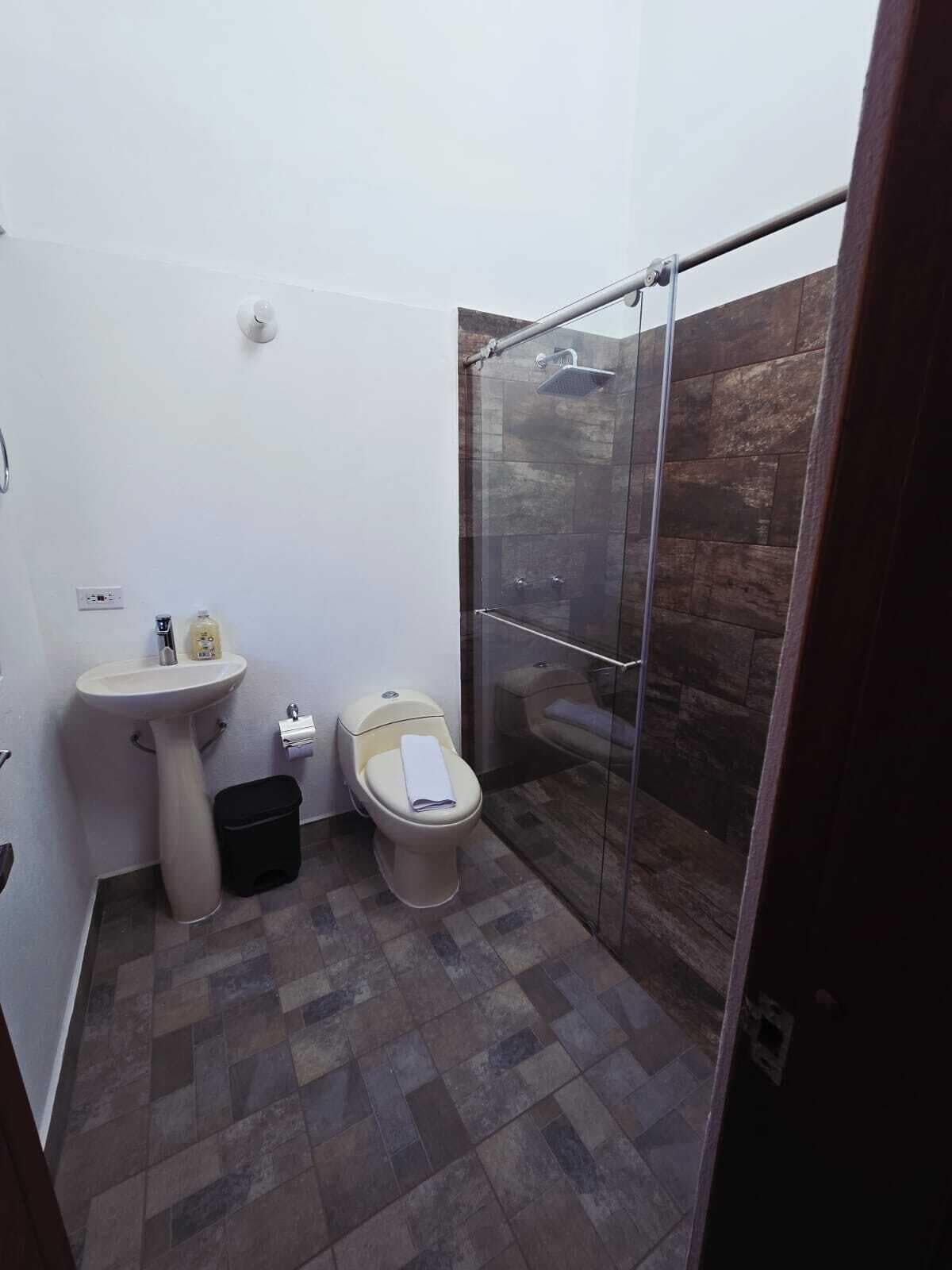 Khăn tắm, giấy vệ sinh 