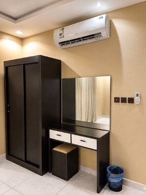 Premium bedding, pillowtop beds, in-room safe, blackout drapes - Mdmak Suites (Riyadh)