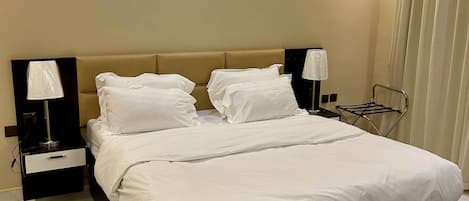 Suíte, 1 quarto | Cofres nos quartos, cortinas blackout, Wi-Fi de cortesia